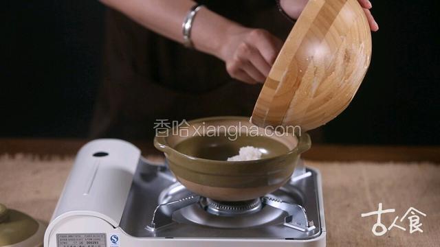 待米饭稍沸，将莲子和莲藕下锅。
