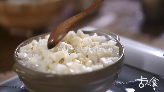 稍加搅拌，中火煮至饭熟即可。