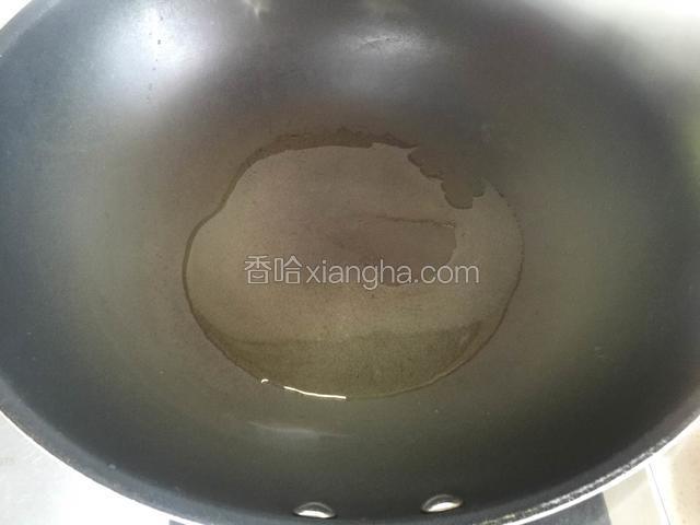 锅中加入适量的油烧热。