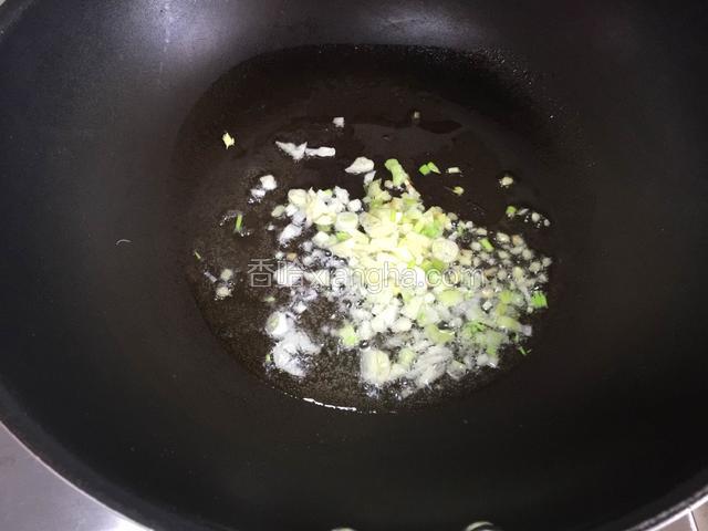 放入葱姜蒜煸香。