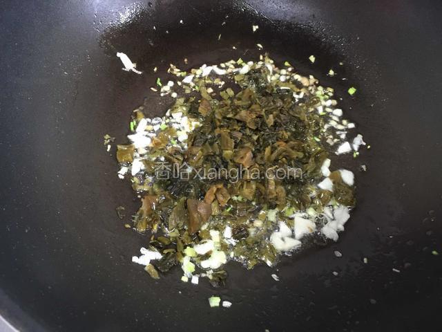 再放入雪菜炒出香味。
