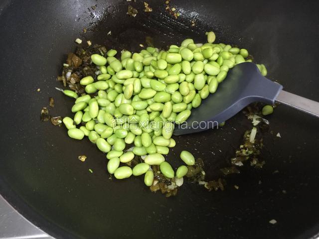 最后放入毛豆翻炒均匀。
