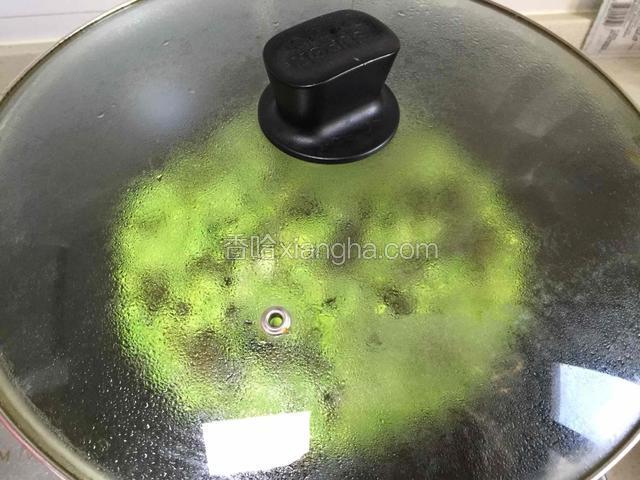 盖盖焖煮5分钟左右。