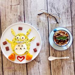 儿童卡通龙猫鸡蛋饼酸奶早餐套餐的做法[图]