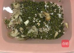 绿豆薏米百合汤的做法图解2