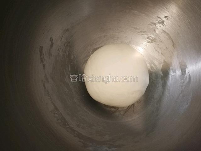 和好面后，把面团揉光滑，盖上保鲜膜，静置发酵至二倍大。