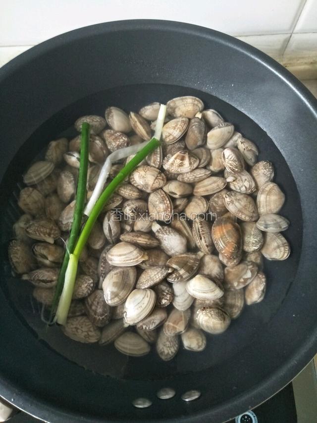 洗净后放入锅中放葱，料酒，盐焯水