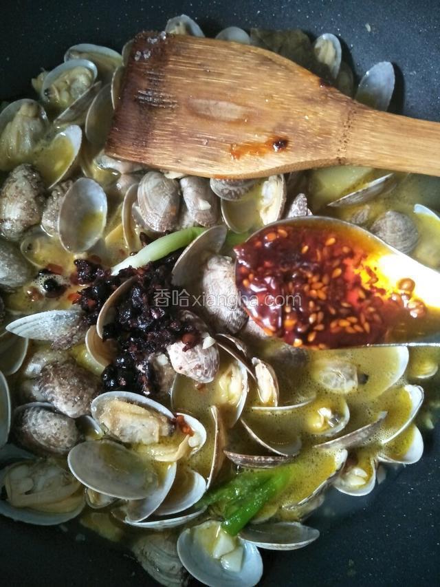 加水，盐，生抽，老干妈，辣椒油大火煮开