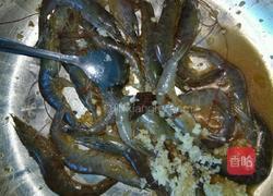蒜香紫苏虾的做法图解1