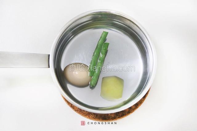 汤锅加入清水煮沸，把四季豆、马铃薯一起放入淖烫至熟，然后剥掉马铃薯的外皮。
