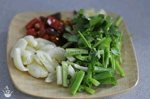 此时先准备个配料～蒜压扁，葱、香菜、干辣椒切小段，八角掰小朵