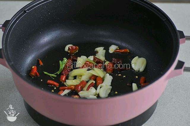 锅热加油，爆香配料