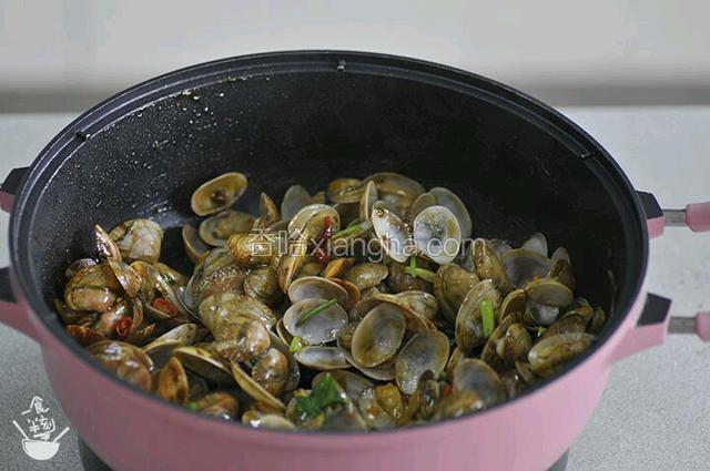 加入调好的酒、酱油、蚝油、黄豆酱、五香粉炒3分钟即可