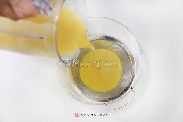  将煮烂的蔬果用搅拌机打散成泥，细网过筛，去掉滤渣。