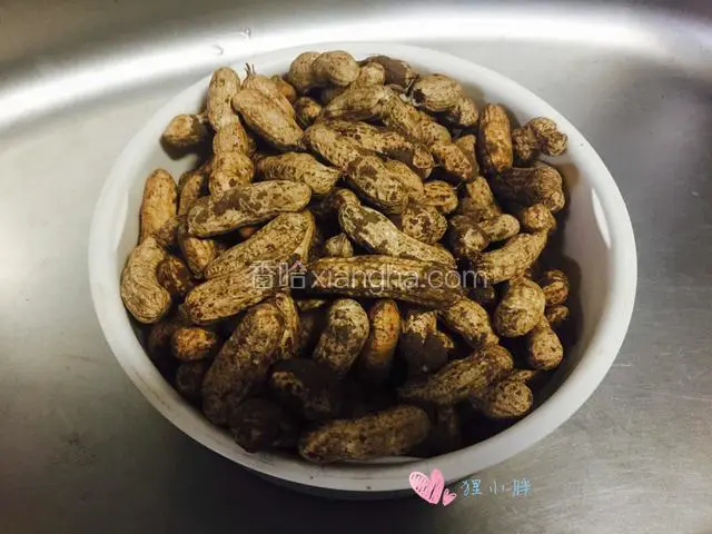 新鲜花生买回来要反复搓洗，还挺脏的，都是泥巴