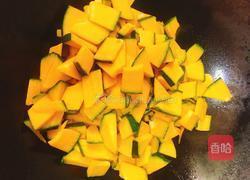 雪菜南瓜炒烤虾的做法图解4