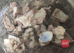 电饭煲筒骨汤面的做法图解1