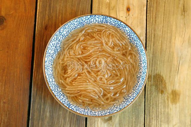 将粉条捞出，汤汁没过粉条