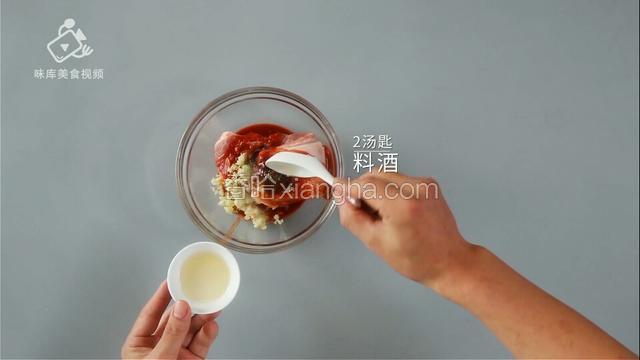 加入2汤匙料酒