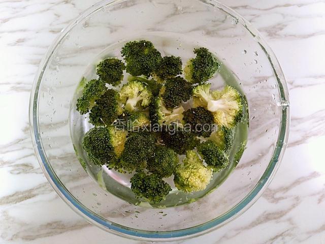 西兰花用盐水浸泡一会