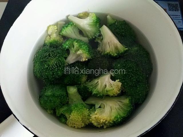 然后在沸水中焯2到3分钟左右，捞起