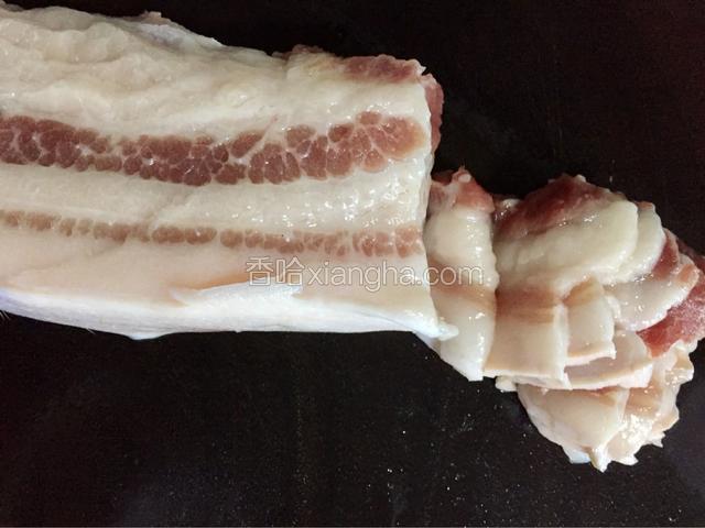 将五花肉洗净切薄片