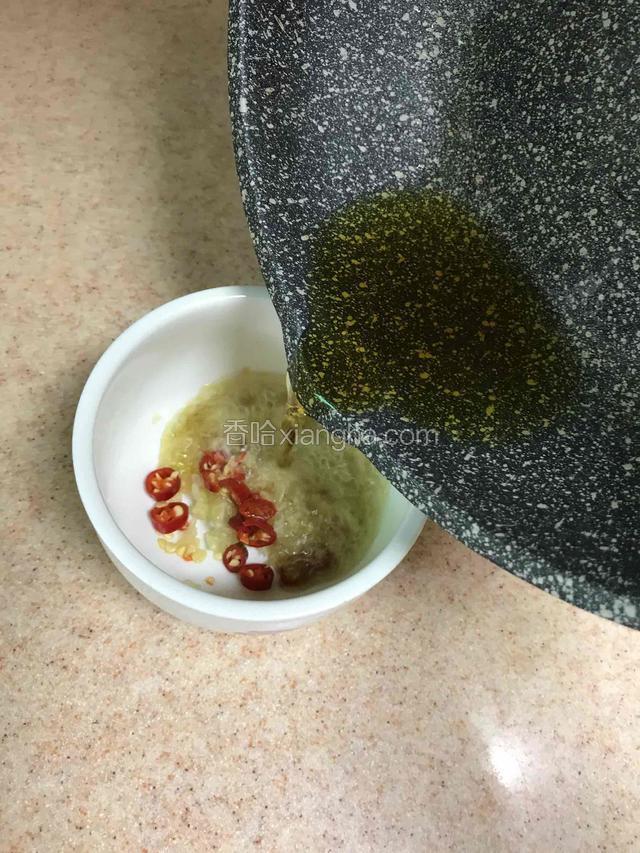 锅内热油浇入蒜泥碗中。