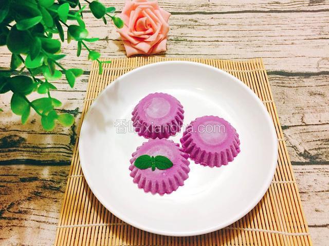 把步骤四中的混合物装入裱花袋中挤，然后挤到模具中，也可以直接用勺子舀入模具中。（这一步骤的图片不小心被删掉了，但是意思很好理解的。）