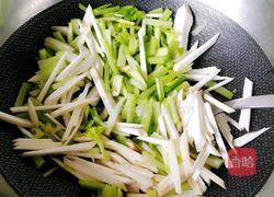杏鲍菇炒西芹的做法图解5