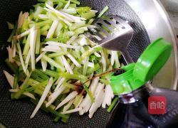 杏鲍菇炒西芹的做法图解7