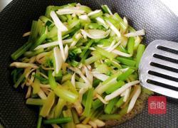 杏鲍菇炒西芹的做法图解8