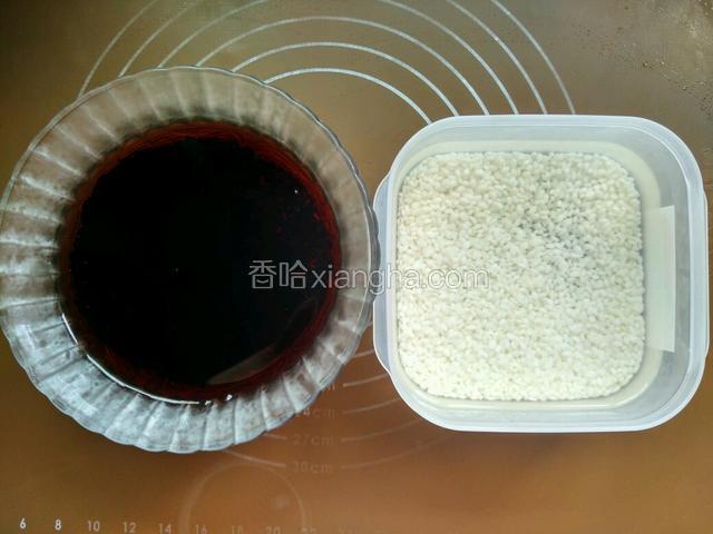 黑米和糯米分别泡一夜，夏天放冰箱冷藏浸泡。