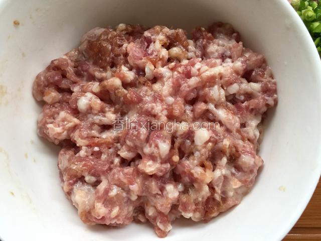 把盐、料酒、生抽、白糖、胡椒粉倒入肉末里拌匀