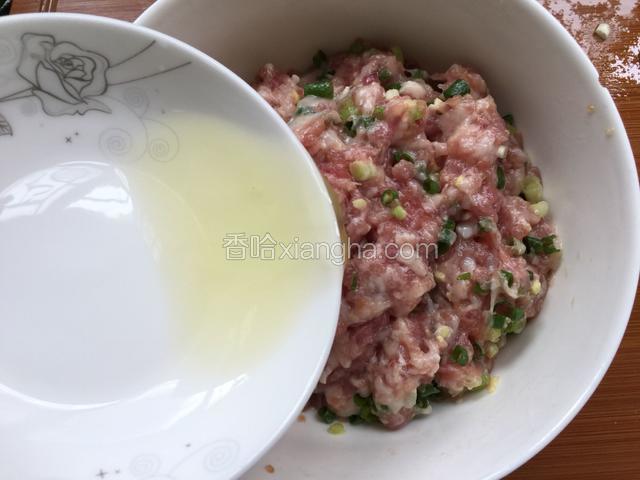 倒入鸡蛋清，如果肉馅比较多，可以增加蛋清量