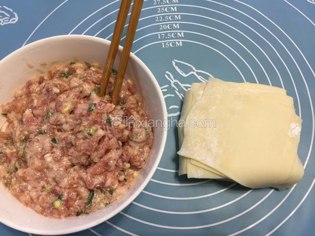 调好肉馅、准备好云吞皮
