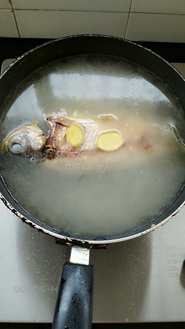 加入水，放两片姜大火烧开
