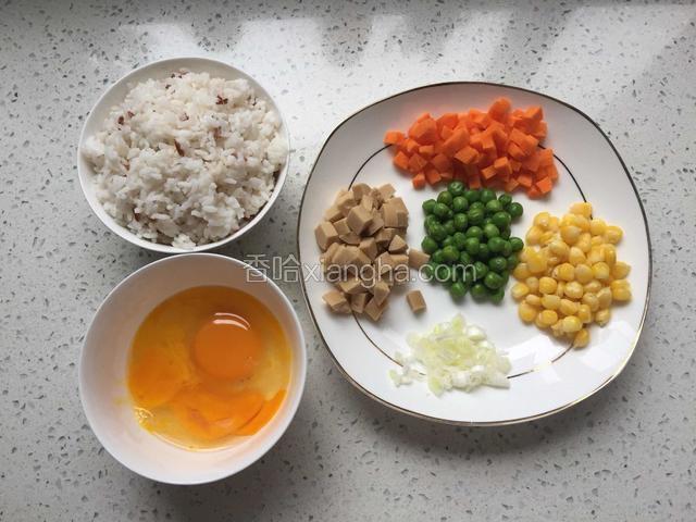 准备米饭，鸡蛋，熟玉米粒和豌豆，切葱花、火腿肠、胡萝卜丁备用。