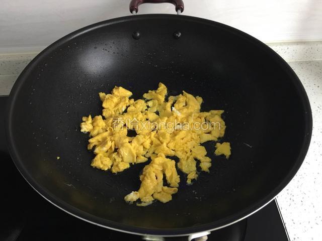 油锅烧热倒入打散的蛋液炒熟，捣碎盛出。
