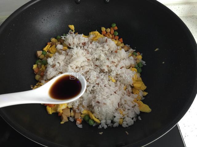 倒入米饭，生抽炒散。