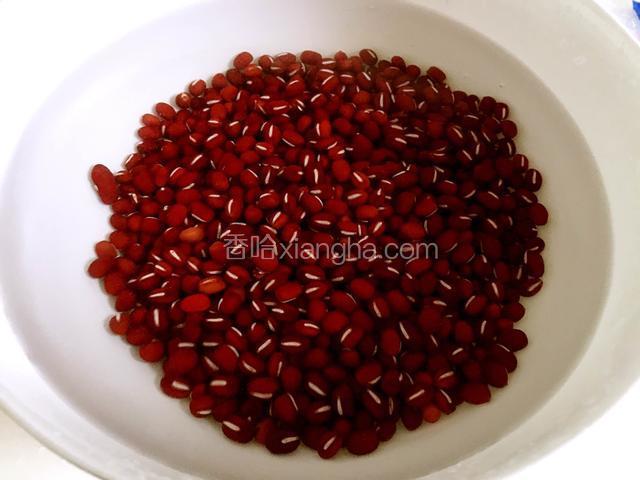 红小豆淘洗干净用清水浸泡5-6个小时。