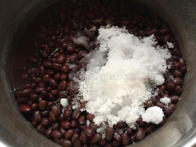 当豆子软烂，汤汁浓稠时熄火，拌入白糖。