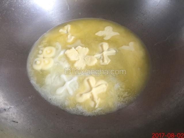 炒锅放入黄油融化。