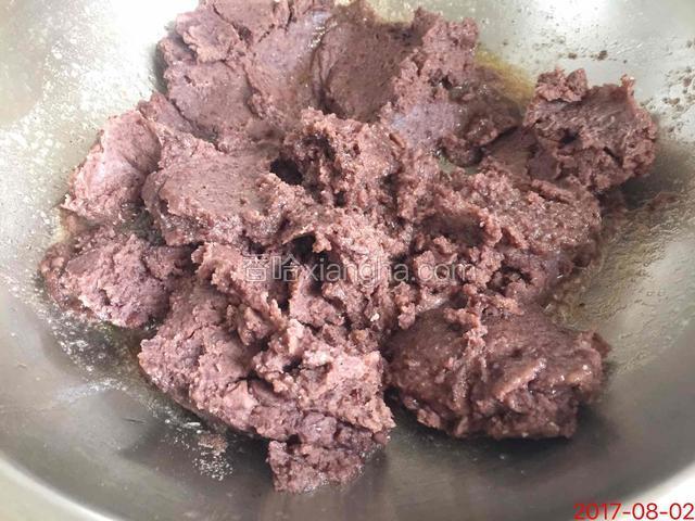 放入豆沙搅拌均匀。