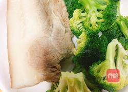 凉拌白切肉西兰花的做法图解1