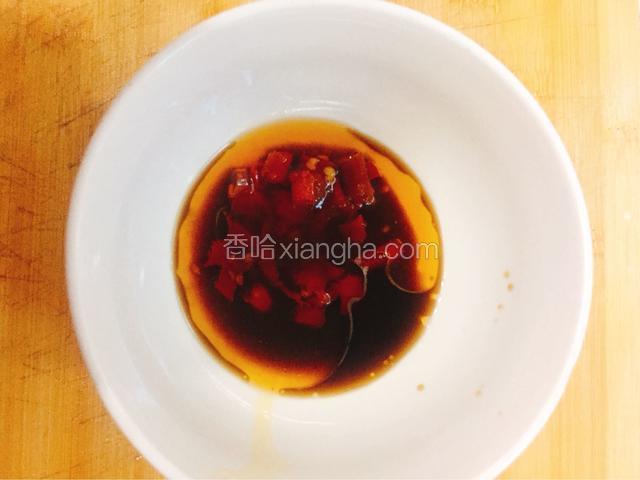 辣油，味精，白糖，醋放一个碗里搅拌均匀备用