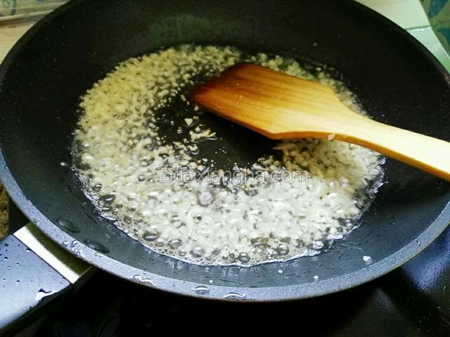 起油锅，爆香蒜末