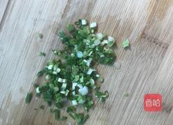 葱香鸡蛋软饼的做法图解1