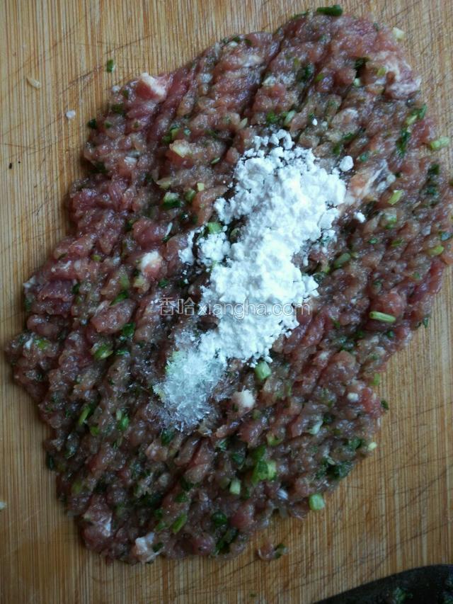 肉末里加点定粉，味精一点点，加点酒剁匀