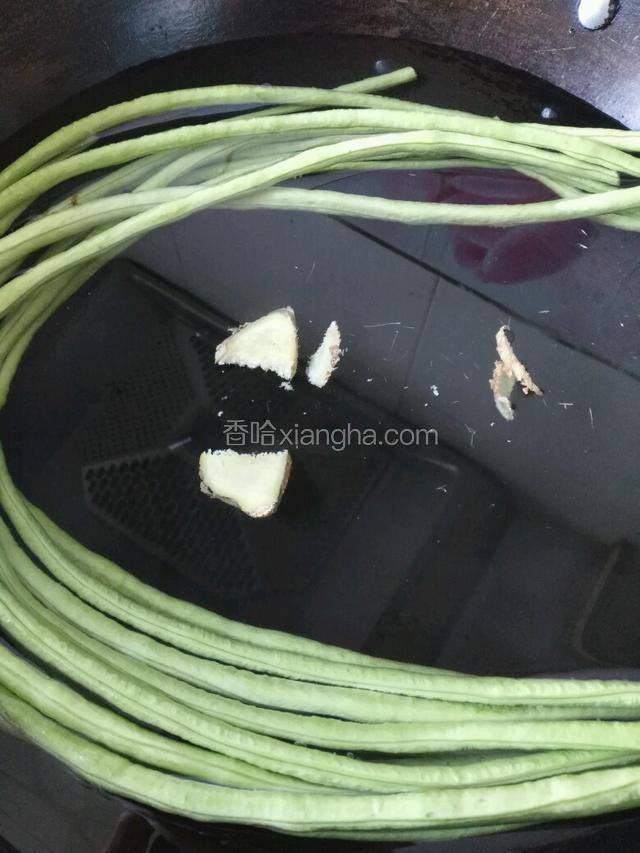 锅内放水，放几片姜，放入洗干净的豇豆，大火烧开，再烧30分钟，
