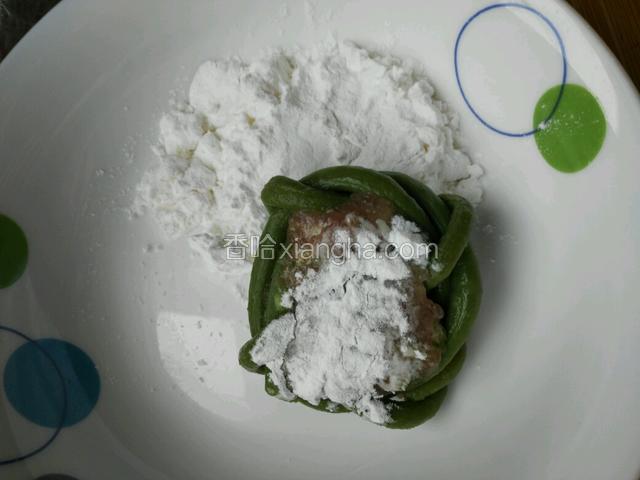 准备定粉，把塞好肉的饼子两面蘸上定粉